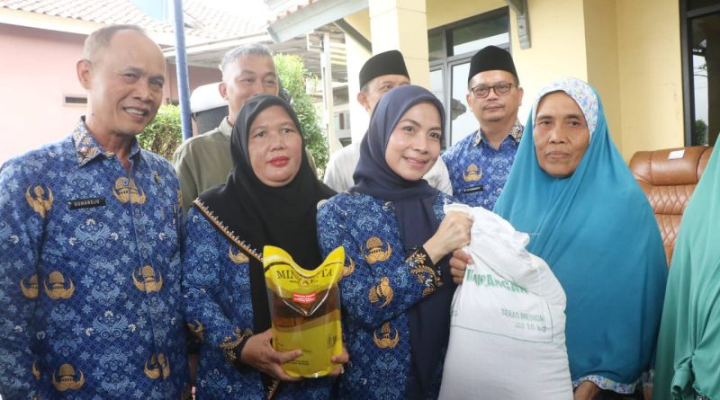 Bupati Serang Ratu Zakiyah Salurkan Bantuan 89 Ton Beras dan 17.984 Liter Minyak