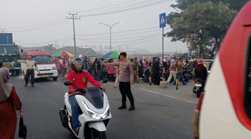 Wujud Pelayanan Prima, Subsektor Kibin Lancarkan Arus Lalulintas Kendaraan Di Jalan Raya PT Nikomas Gemilang