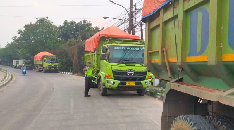 Bandel Parkir di Badan Jalan, Truk Tanah di Perbatasan Serang–Tangerang Ditertibkan Polsek Cikande