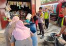 Tanggap Dampak Abu Krakatau: Polsek Cikande Gandeng Damkar PT Nikomas Siram Jalan dan Salurkan 8.000 Liter Air Bersih ke Warga