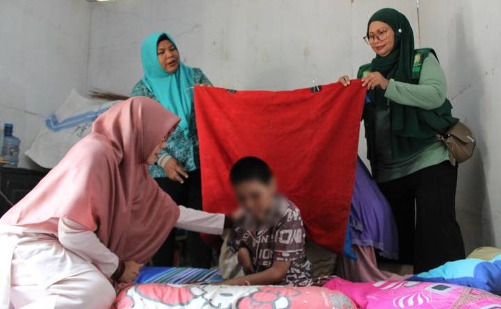 Pastikan Hak Adminduk Terpenuhi, Kecamatan Pinang Lakukan Perekaman KTP-el Penyandang Disabilitas di Rumah