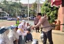 Peduli Keselamatan Pelajar, Kapolres Serang Melalui Kapolsek Cikande Edukasi Siswa dan Bagikan Helm Gratis